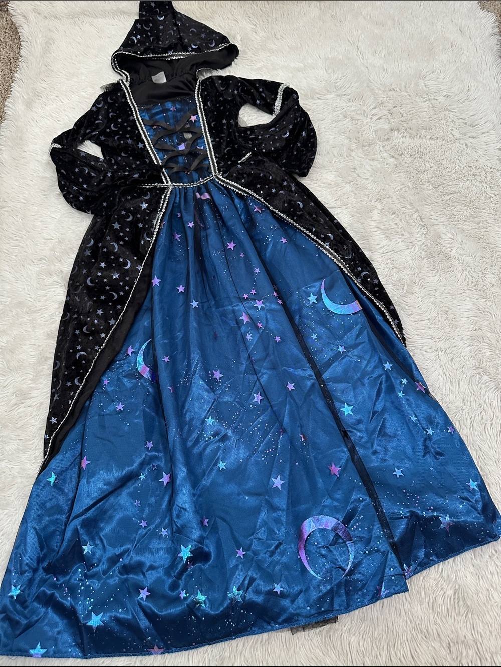 ❤️ Spirit Halloween Premium Witch Costume with Bag and Wand